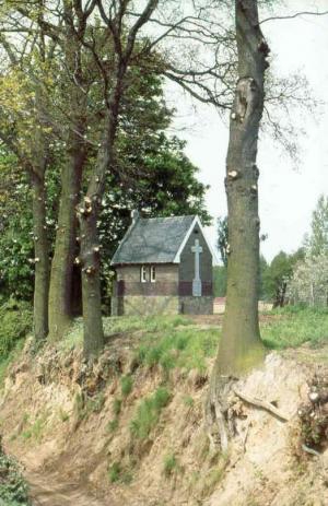 Zicht op de achterzijde van de Jeugdkapel